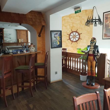 Pirates Hotel Hainburg an der Donau Exteriör bild